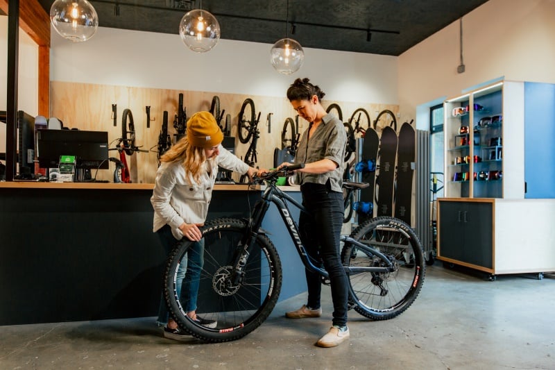 Assessing mountain bike fit/sizing with a customer at evo